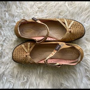 Jambu Woman's Cherry Blossom Shoe Tan 10